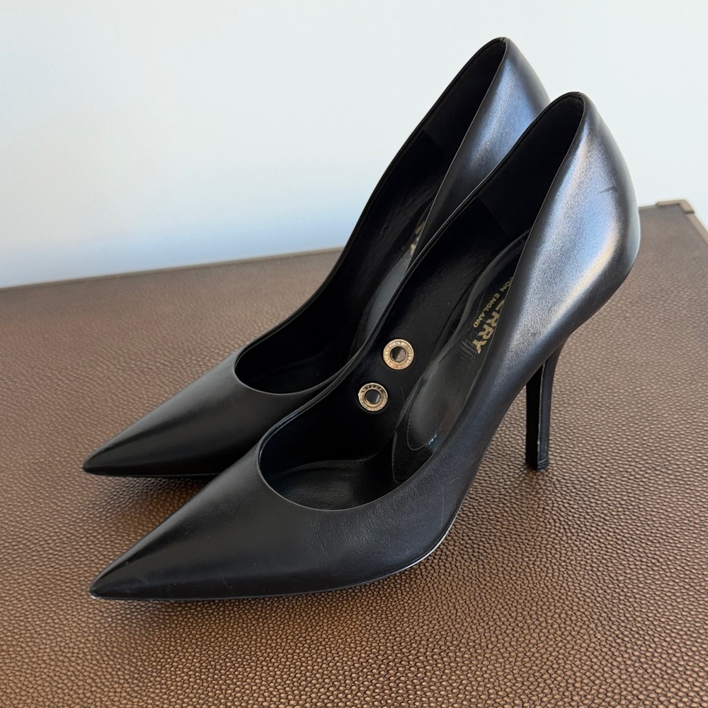 Burberry Classic Black Stiletto Pumps - Picture 3 of 11